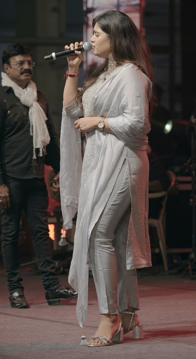 mathew012024's tweet photo. Ahhh morning mood with Srinisha bby🍑🤤enna udambu di munda shh molaium soothukum motha kanjiyum vaangura 💦🤤saree ah thookittu Apdiye kuniya vachi mola kulunga andha kolutha kundiya soothadikanum di 🤤🥵iva eye contact kuduthu oombanalam sorgam da ephaa 🥵 https://t.co/WthNgon1oR