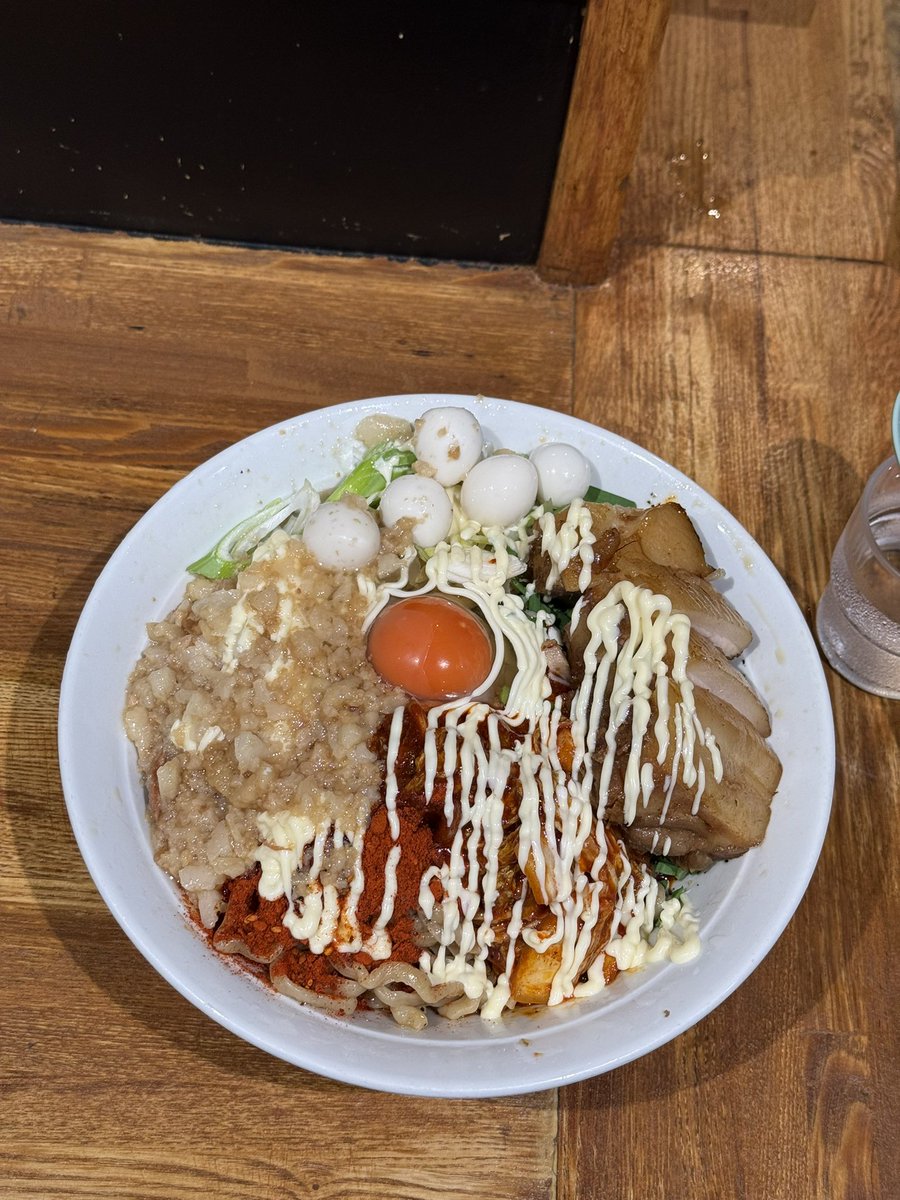 wolfgang1744's tweet photo. 麺に始まり麺に終わる　スタミナキムチマヨビ〜ム400肉増しうずらアブラ　新たな冷やし限定を求め此方へ😉🌶️キムチの辛さが食欲を刺激して生卵マヨネーズの円やかさが加わる事で食べやすくなり冷たいゴワワシ麺が凄く美味い😋🐷は柔らかジューシーな神豚😋夏バテ防止にピッタリな一杯😁ごちそうさま😆 https://t.co/6stFhysEV9