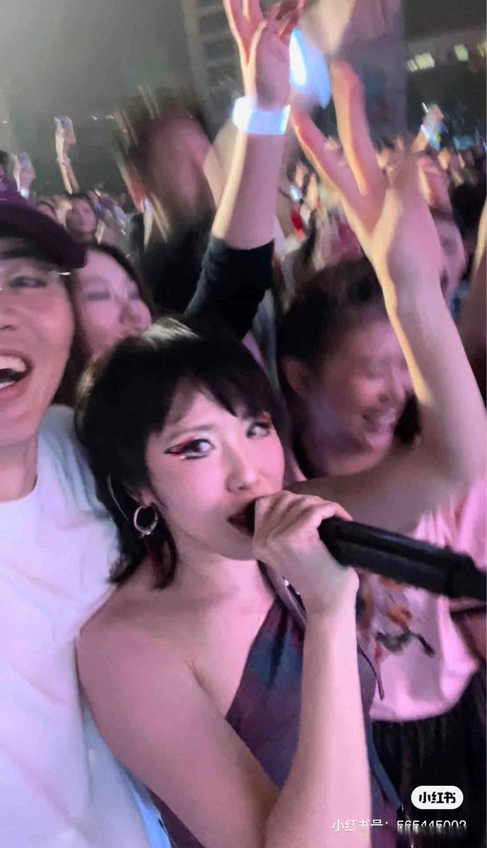 I_deserve_it__'s tweet photo. [今晚8点线下live开演！乐队主唱一开口燃爆全场，错过等半年的现场听觉盛宴，速来抢最后10张余票！]， https://t.co/Sqfgyj0VvH