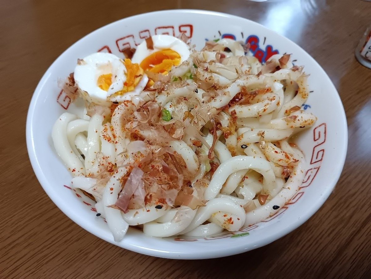 harrytakagi's tweet photo. 土日の昼ごはんのルーティンになりつつある手抜きうどんを作る。うどんのつゆと鰹節だけで旨く、良い感じに腹八分になる😋#雑料理 https://t.co/PTOWy3qLFC