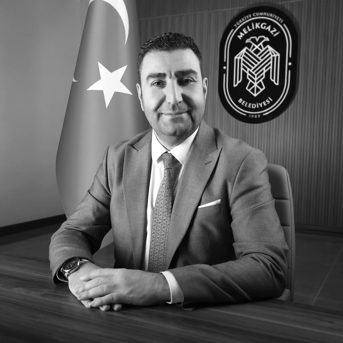 MelikgaziBel's tweet photo. Acımız büyük... 

Melikgazi Belediyesi Özel Kalem Müdürüm, değerli mesai ve yol arkadaşım, kardeşim, dostum Mustafa Tümgüç’ü elim bir kaza sonucu kaybetmenin derin üzüntüsü içerisindeyiz.

Merhuma Allah’tan rahmet; kederli ailesine, yakınlarına, belediyemize ve tüm sevenlerine başsağlığı diliyorum.