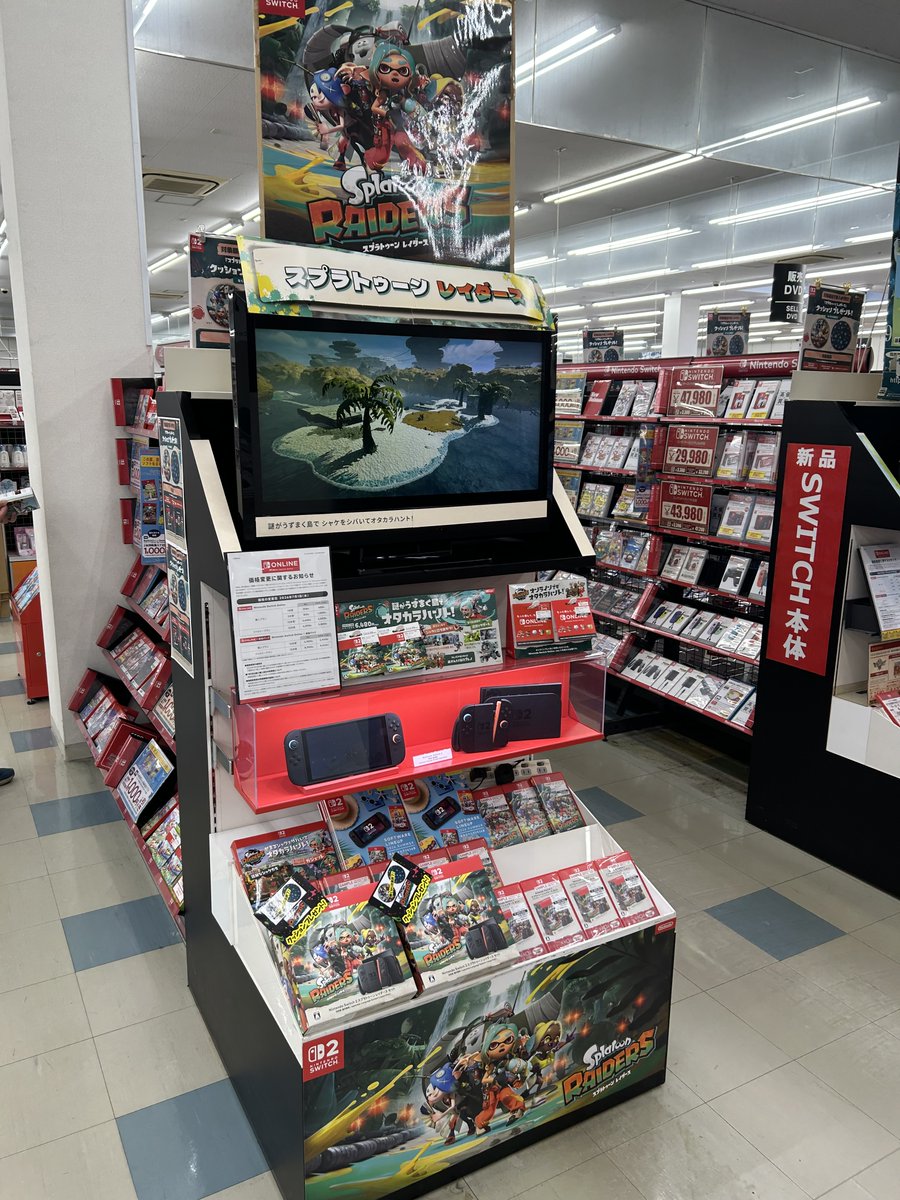 TSUTAYAHIROSAKI's tweet photo. 😀😀GAME売場より😀😀
大人気!!
■NINTENDO SWITCH2ソフト
『スプラトゥーンレイダース』絶賛販売中❤️
■NINTENDO SWITCH2本体
『スプラトゥーンレイダースセット』も同時発売中💕
コチラは先着で『特製クッション付!!
限定生産につきご購入はお早めに⬆️⬆️
＃TSUTAYA弘前店 https://t.co/jVbWnwMHuQ