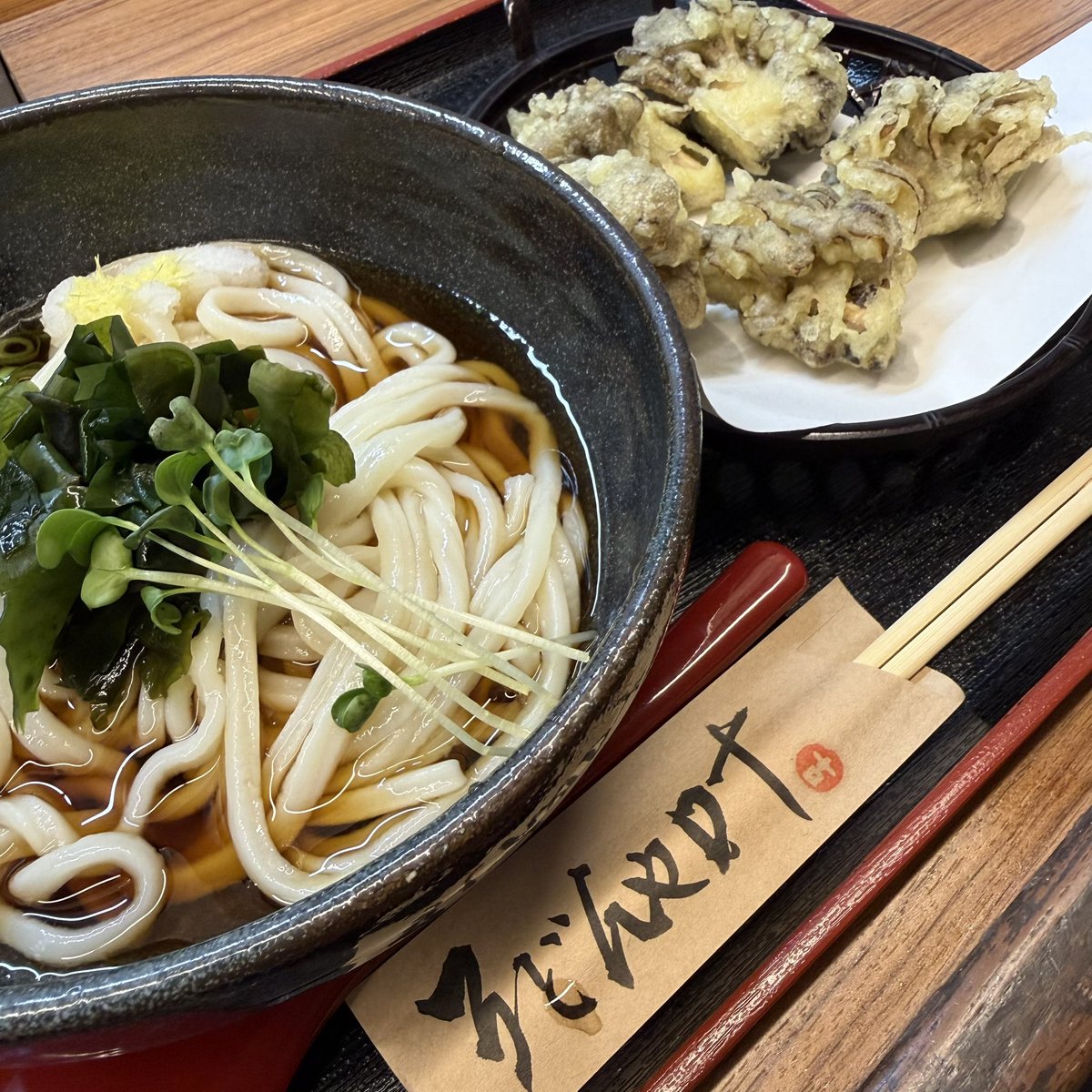 blackbyrd's tweet photo. 家を出る前は、今日こそはザルうどん！と思っていたのに、気がつけば結局いつもの舞茸天ぷらぶっかけを注文 https://t.co/0YEySNPvaW