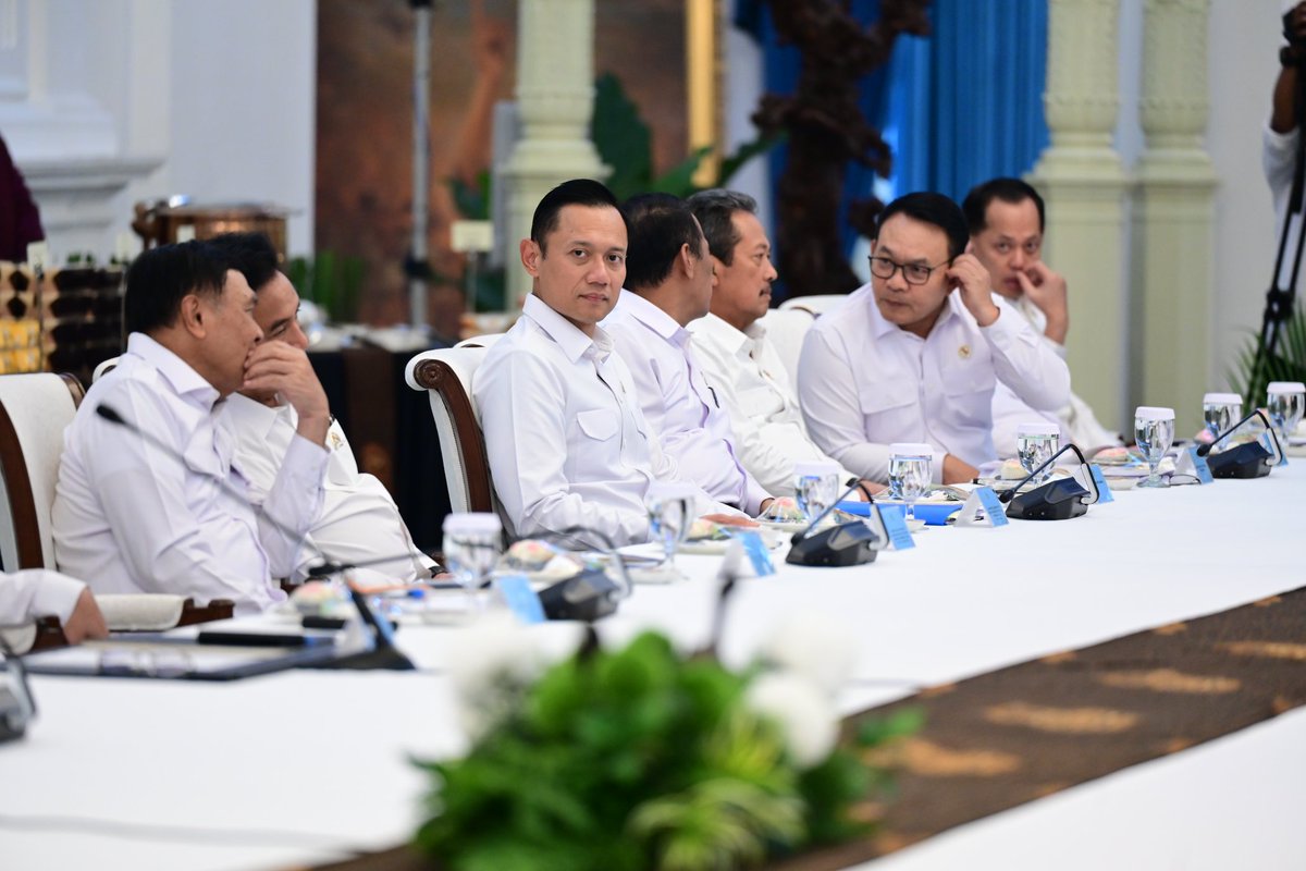 AgusYudhoyono's tweet photo. Selaku Menko @KemenkoInfra, saya hadir dalam undangan Rapat Terbatas yang dipimpin Presiden Prabowo Subianto di Istana Kepresidenan Jakarta, membahas percepatan penguatan Koperasi Desa Merah Putih, Koperasi Kelurahan Merah Putih, dan Koperasi Nelayan Merah Putih.

Pembangunan kewilayahan tidak terlepas dari penguatan koperasi yang didukung oleh konektivitas, infrastruktur logistik, serta kolaborasi lintas kementerian, lembaga, pemerintah daerah, TNI, dan Polri. Dengan ekosistem yang terintegrasi, kita ingin menghadirkan pusat-pusat pertumbuhan ekonomi baru yang memperkuat ketahanan desa, memperluas kesempatan usaha, dan memastikan manfaat pembangunan dirasakan secara lebih merata oleh masyarakat di seluruh Indonesia.