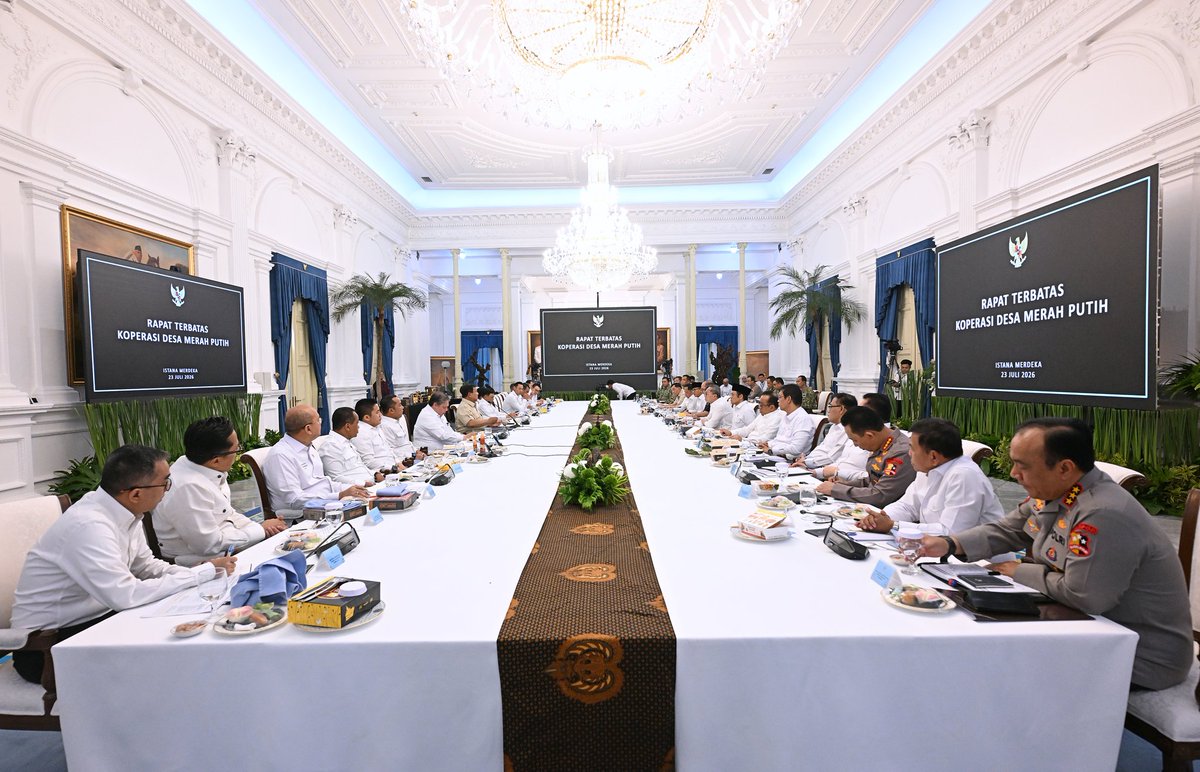 AgusYudhoyono's tweet photo. Selaku Menko @KemenkoInfra, saya hadir dalam undangan Rapat Terbatas yang dipimpin Presiden Prabowo Subianto di Istana Kepresidenan Jakarta, membahas percepatan penguatan Koperasi Desa Merah Putih, Koperasi Kelurahan Merah Putih, dan Koperasi Nelayan Merah Putih.

Pembangunan kewilayahan tidak terlepas dari penguatan koperasi yang didukung oleh konektivitas, infrastruktur logistik, serta kolaborasi lintas kementerian, lembaga, pemerintah daerah, TNI, dan Polri. Dengan ekosistem yang terintegrasi, kita ingin menghadirkan pusat-pusat pertumbuhan ekonomi baru yang memperkuat ketahanan desa, memperluas kesempatan usaha, dan memastikan manfaat pembangunan dirasakan secara lebih merata oleh masyarakat di seluruh Indonesia.