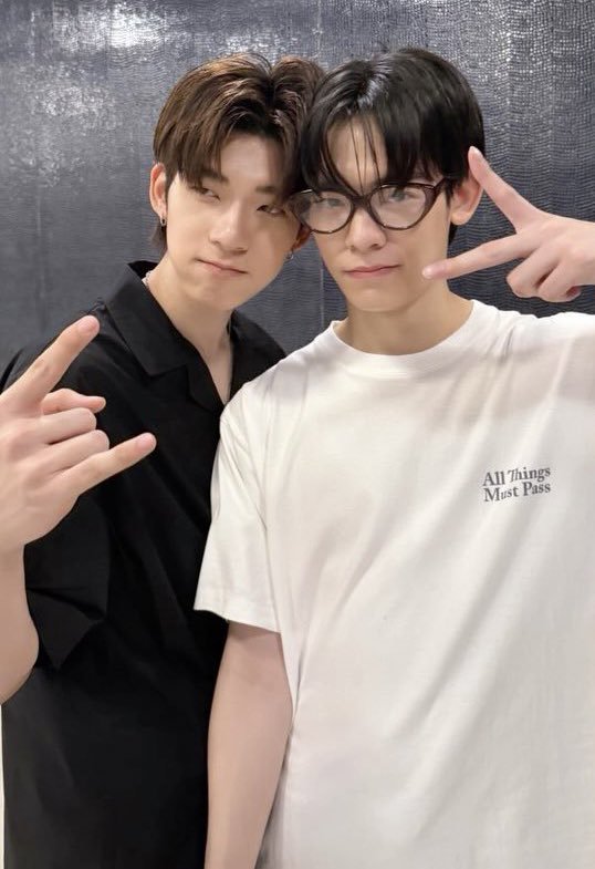 ZYNETIAQ's tweet photo. อันนี้แว่นทรงอะไรคะน้องป๋อ คืออยากให้ใส่อีกอะ cat eyes มาก ยิ่งใส่ยิ่งเหมือนแมว https://t.co/Y8Osi6nRMJ