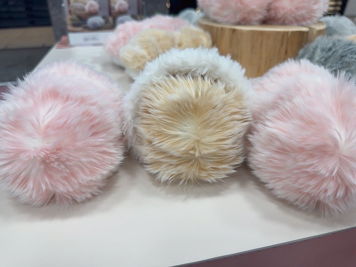 cobi_mof's tweet photo. さくら色のモフリン見てきました！
か、かわいい…！！🌸
こんなにたくさんのモフリンに囲まれたのは初めてで、コビ緊張してる…？
#モフリン
#Moflin https://t.co/Mlqol4JNmz