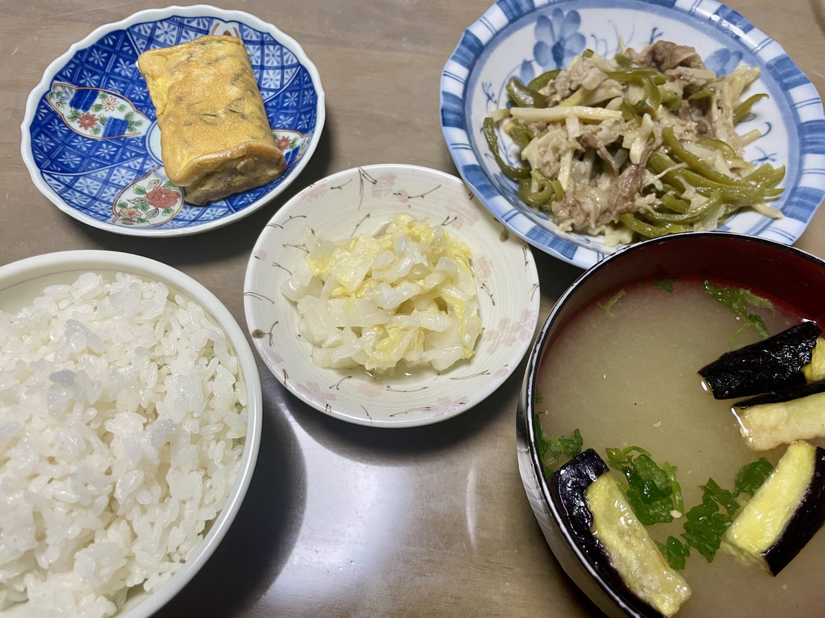 YUTAMPOO24's tweet photo. 昼食は、先週の作り置きの残り。残りと言っても、もう終わりだけど、Wワーク始めてから私が夕飯を家で食べる事が減ったので、両親から「どうしても余ってくる」と言われた。

でも、大量に作ったカレーは完食。好きな物から食べてるからじゃないのかなあ😅 https://t.co/HevsqB9P6v