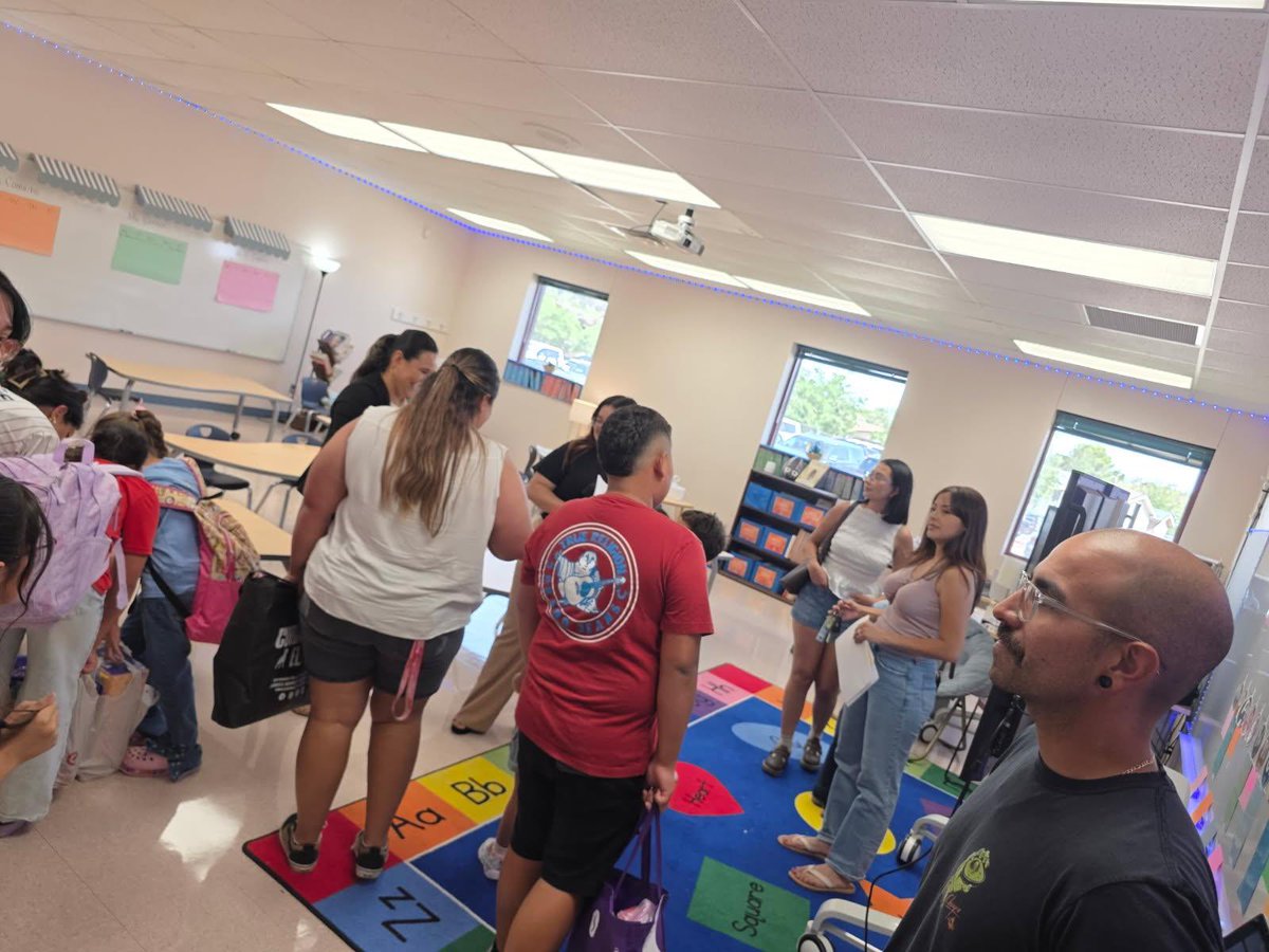 ESerna_PK8's tweet photo. The Den was full of energy today! A huge thank you to everyone who joined us for our Meet &amp; Greet. It was wonderful connecting with our Wolf Pack families &amp; welcoming everyone back for an exciting year ahead. 💛🐺💜 #WolfPackStrong #TeamSISD https://t.co/zjesZqjnGq