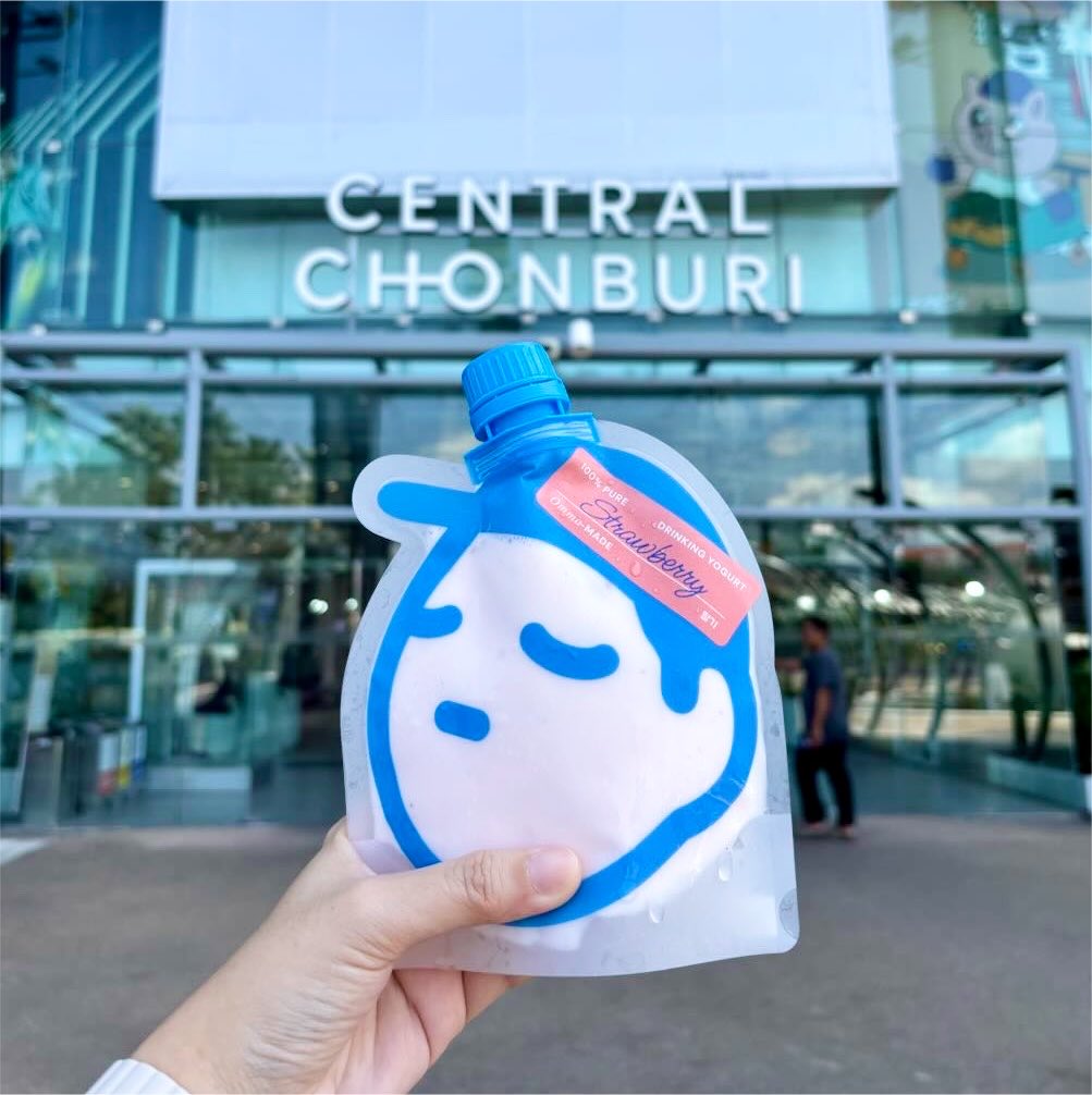 yogurbarath's tweet photo. อยู่ดีๆ YogurBara ก็ไปโผล่ที่ Central ชลบุรี! 👀💙
รอบนี้ไม่ได้ไปเปิดร้านเอง แต่มีเพื่อนๆ เหมา YogurBara ไปยกชุดแบบจัดเต็ม ✨

มีเพื่อนๆ ชาวชลบุรีคนไหนได้ลองชิมโยเกิร์ตของพวกเรากันแล้วบ้าง~

ฝากเนื้อฝากตัวกับชาวชลบุรีด้วยน้า~
รอบหน้าอยากให้ไปจังหวัดไหนพิมพ์มาได้เลย 🫶
#YogurBara https://t.co/2ko9KKuYDH