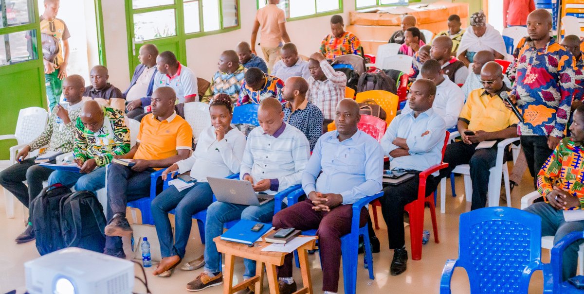 PButanyerera's tweet photo. 2/3 Cette formation de deux jours réunit les agents de la commune et des zones afin de renforcer leurs capacités en matière de planification, de suivi des performances et d'amélioration de l'efficacité de l'administration publique. #Butanyerera https://t.co/PbfBMZjE4n