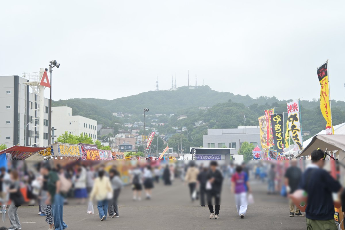 MuroranMinato's tweet photo. 【2日目スタート！】
#第80回むろらん港まつり の2日目開催中！大露天街の営業は11時からスタートしています。13時現在、港ふれあい広場は曇り空で、少し風が強く、時折肌寒く感じます。本日も各会場へのたくさんご来場お待ちしております！ #室蘭 #muroran #らんらん室蘭 https://t.co/yrdqMdJw3m