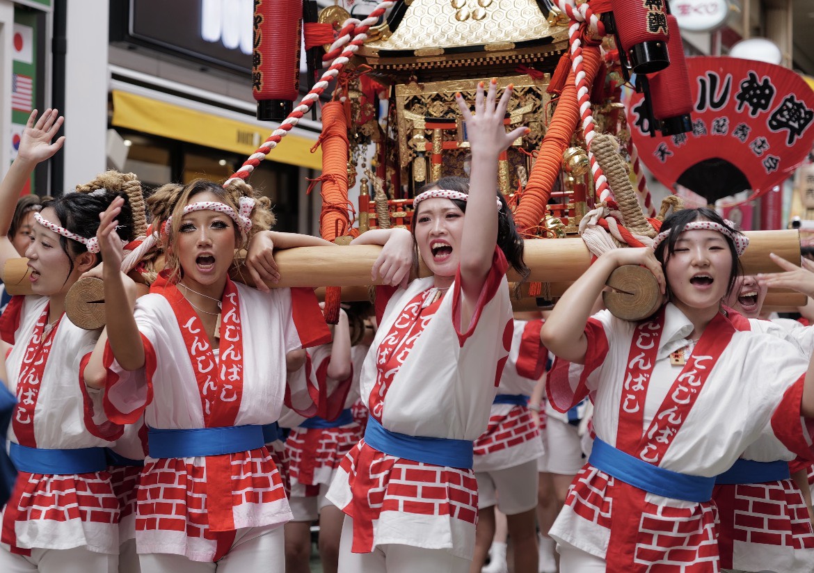 hsnyk127's tweet photo. 特に注意
大阪天神祭 奉納花火
19:30〜20:50、約3,000発の花火が打ち上げられます15:30には平安時代の古装束を着た約2,500人による大パレード（陸渡御）、18:00には約100隻の船が行き交う船渡御が行われます
大阪では今日、小雨が予想されますが、夜には天気が徐々に回復する見込みです https://t.co/iOMvHtS5sN