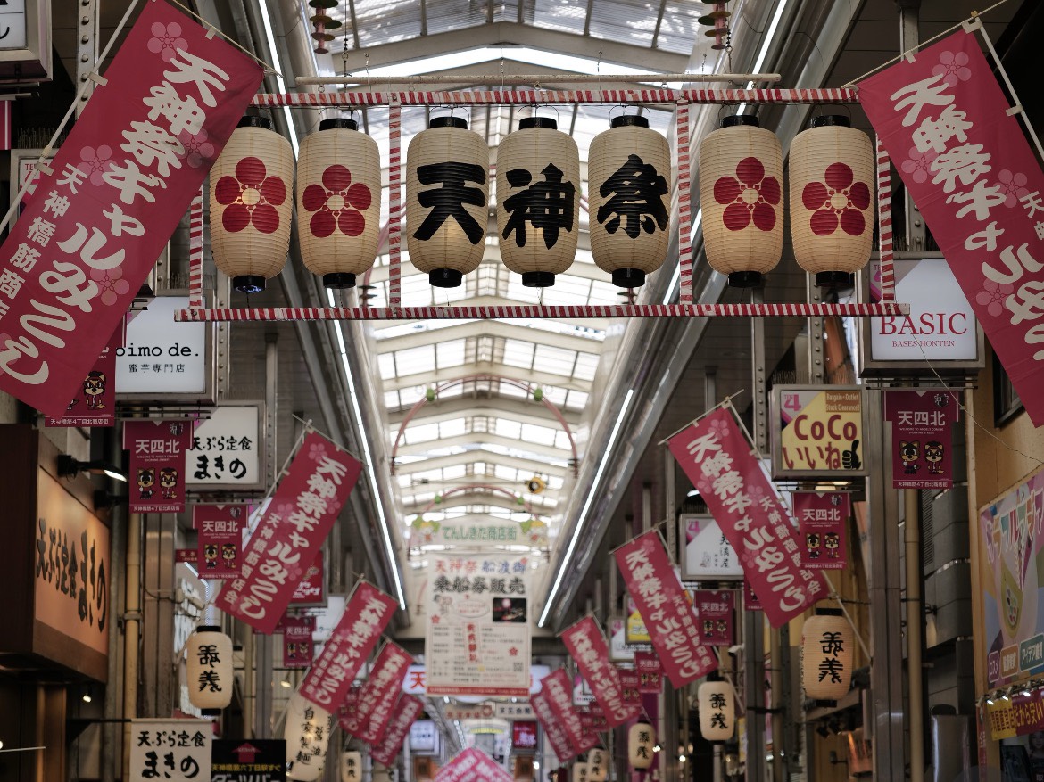 hsnyk127's tweet photo. 特に注意
大阪天神祭 奉納花火
19:30〜20:50、約3,000発の花火が打ち上げられます15:30には平安時代の古装束を着た約2,500人による大パレード（陸渡御）、18:00には約100隻の船が行き交う船渡御が行われます
大阪では今日、小雨が予想されますが、夜には天気が徐々に回復する見込みです https://t.co/iOMvHtS5sN
