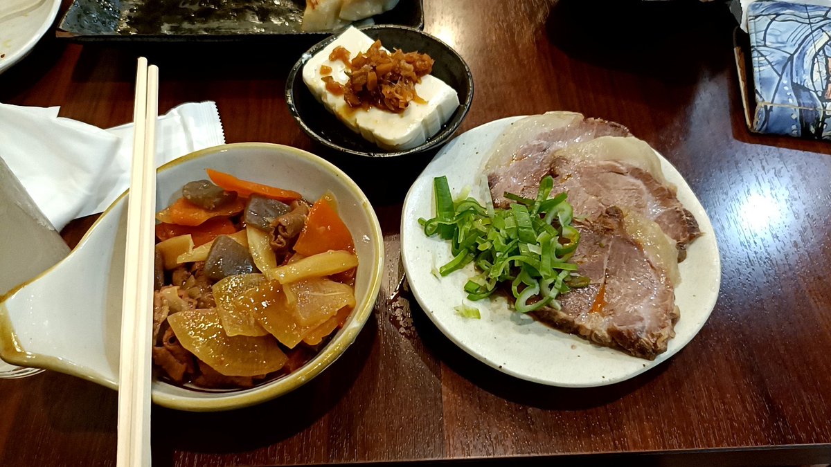 yoshidako3's tweet photo. 昨日の宴
七七家
2度目の訪問🍻😋
昨日もチャーシューはもちろん
その他のツマミも美味しくて最高👍
お酒が進みます！🍻
昨日も楽しい集まりでした✨
幹事のJackさん、ご一緒の方々ありがとうございました🙇‍♂️
ご馳走様でした😋
@77ya_hiramoto  #七七家  #鶴間 https://t.co/5ZlswmM5Ju