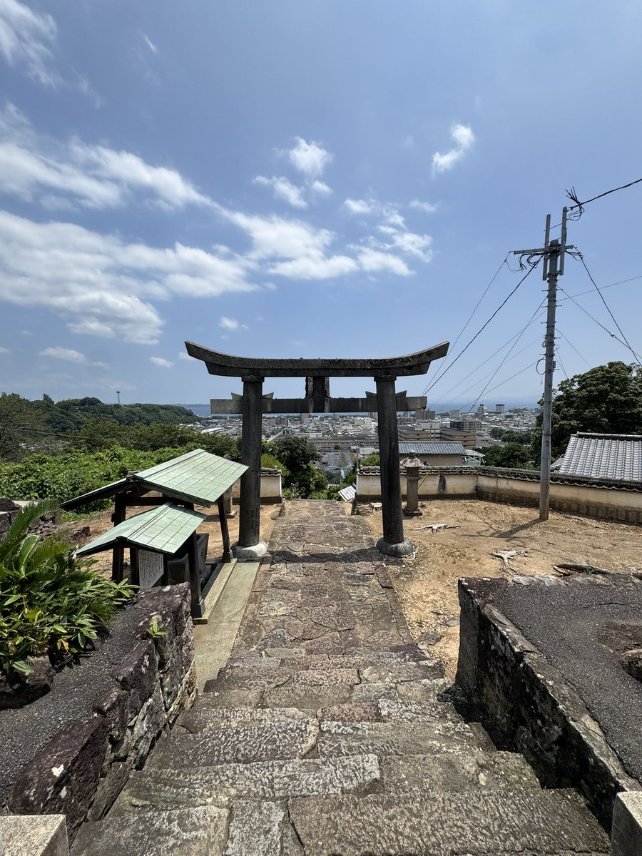 dancerchiromi24's tweet photo. 大分県別府市内竈に鎮座する

八幡竈門神社⛩️

鬼滅の刃の炭治郎の苗字と同じ竈門。
鬼滅の刃ファンが訪れているようです😊

99段の階段は鬼にまつわるお話。
一晩で100段完成させたら毎年生贄をもらいに来る。しかし100段目完成を目前に夜が明けてしまい失敗に…。
この話どこかで🤔
「秋田県の赤神神社 五社堂」と同じだ！

ん〜。鬼にまつわる話。嫌いじゃない👹😏
むしろ興味深い。