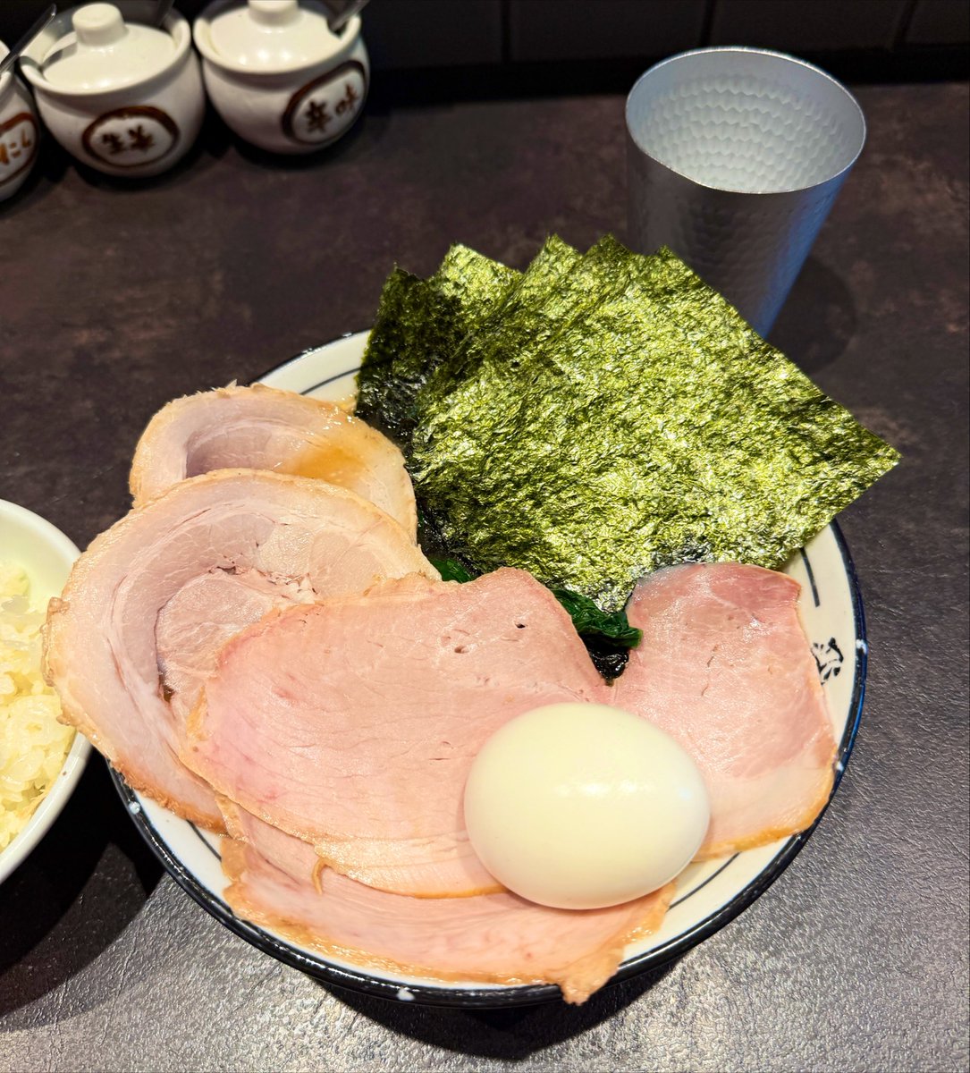 dt_men0807's tweet photo. 🍜らーめん飛粋
特製ラーメン(硬)+ライス

“ネオ家系”として注目を集めている飛粋さんに初訪。上品な店内にぴったりな美しいビジュで、重たくない鶏油と淡麗系かつ醤油の旨みもしっかり感じるスープが酒井製麺と相性◎チャーシュー、卵など具材のこだわりも感じられ性別問わず好まれそうな一杯でした！ https://t.co/NJ5Xppi0OA