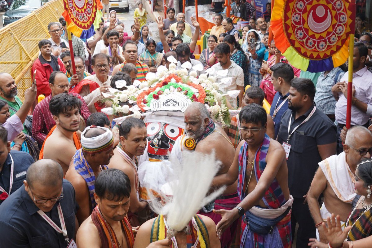 tkpatro's tweet photo. Feeling blessed to be a part of the volunteers in Bahuda Yatra @SHREEJAGANNATH3 https://t.co/HKvq9OZ9Aa