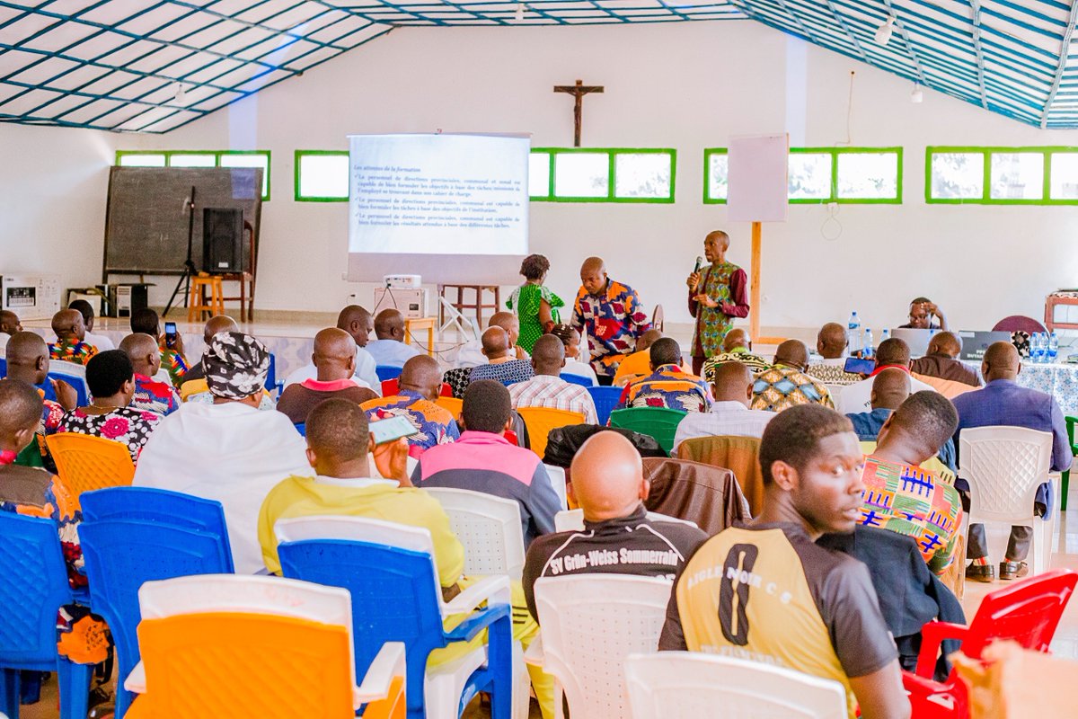 PButanyerera's tweet photo. 2/3 Cette formation de deux jours réunit les agents de la commune et des zones afin de renforcer leurs capacités en matière de planification, de suivi des performances et d'amélioration de l'efficacité de l'administration publique. #Butanyerera https://t.co/PbfBMZjE4n