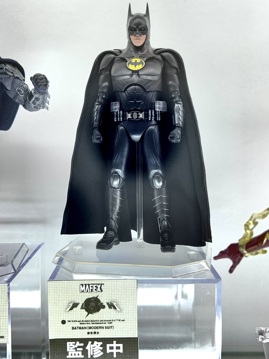 mamegyorai_jp's tweet photo. 【メディコム・トイ最新情報②】
MAFEXシリーズより新アイテム登場！
満を持してのお披露目…！
2023年公開の映画『ザ・フラッシュ』より、マイケル・キートン演じるバットマンと、エズラ・ミラーが演じるヤング・バリーが公開。
抜群のシルエットとコスチュームのディテールに目を奪われます。(大越) https://t.co/CKde2sjWd1