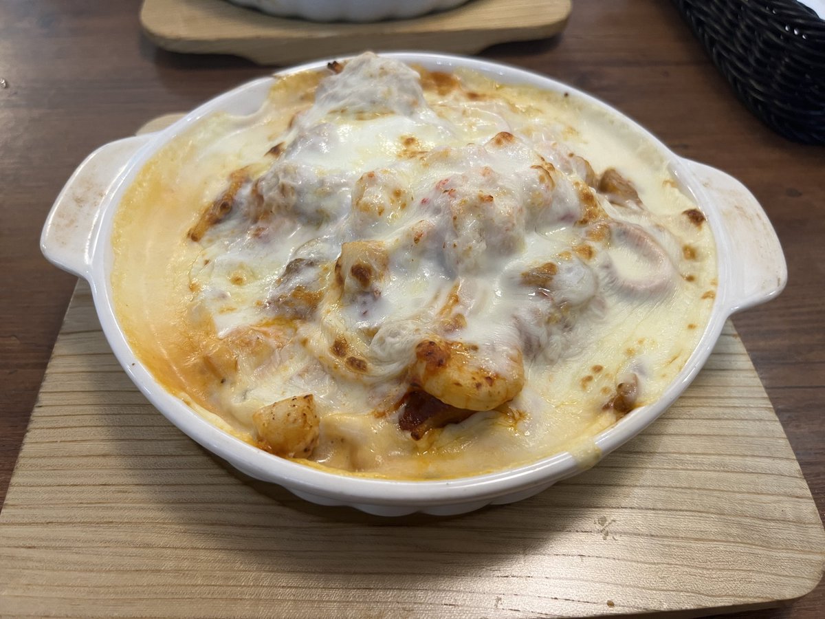 red_lt's tweet photo. 海賊スパゲッティ食べて来ました。
チーズ盛りミートスパに海鮮がたくさん入ってて美味い！ https://t.co/gDs72hHCeO