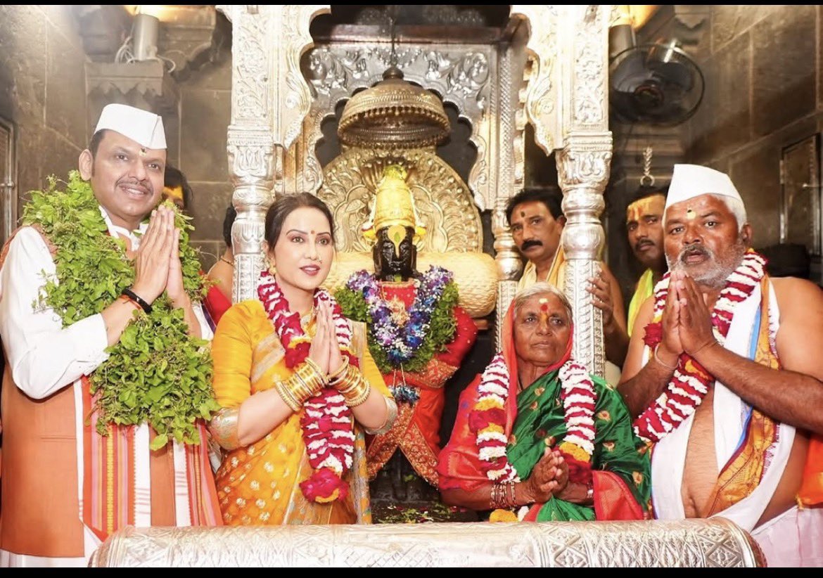 Bablu_iscobar's tweet photo. राज्याचे सन्माननीय मुख्यमंत्री देवेंद्र जी फडणवीस आणि अमृताताई फडणवीस यांच्या सोबत पुजेला 
बसण्याचा मान धाराशीव जिल्ह्यातील माने दाम्पत्याला मि���ाला 
हे शक्य झालं आमच्या मराठवाड्याचा वाघ @shubham_9909 शुभम कराड मुळे 
लव यु शुभम 
धन्यवाद देव���भाऊ 
धन्यवाद शुभम 
राम कृष्ण हरी ❤️🚩🙏🏽 https://t.co/1okKrrkyYm
