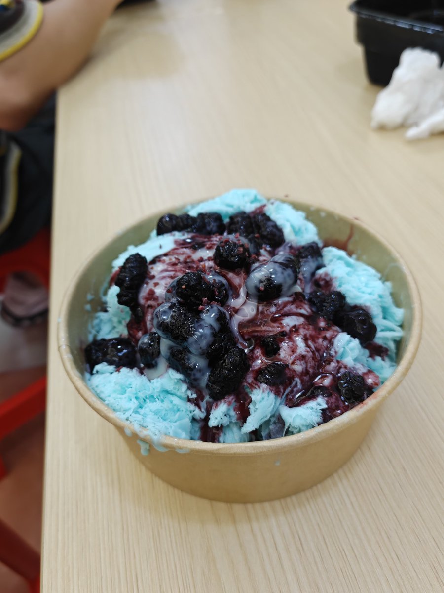 eszopicblue's tweet photo. 天津の物価は相変わらず安いですね。

海塩桑の実かき氷はたったの16元で、すごく美味しかったです！

でも、彼氏は「しょっぱいデザートだ」と文句を言っていました。 https://t.co/4xuwHvOVJQ