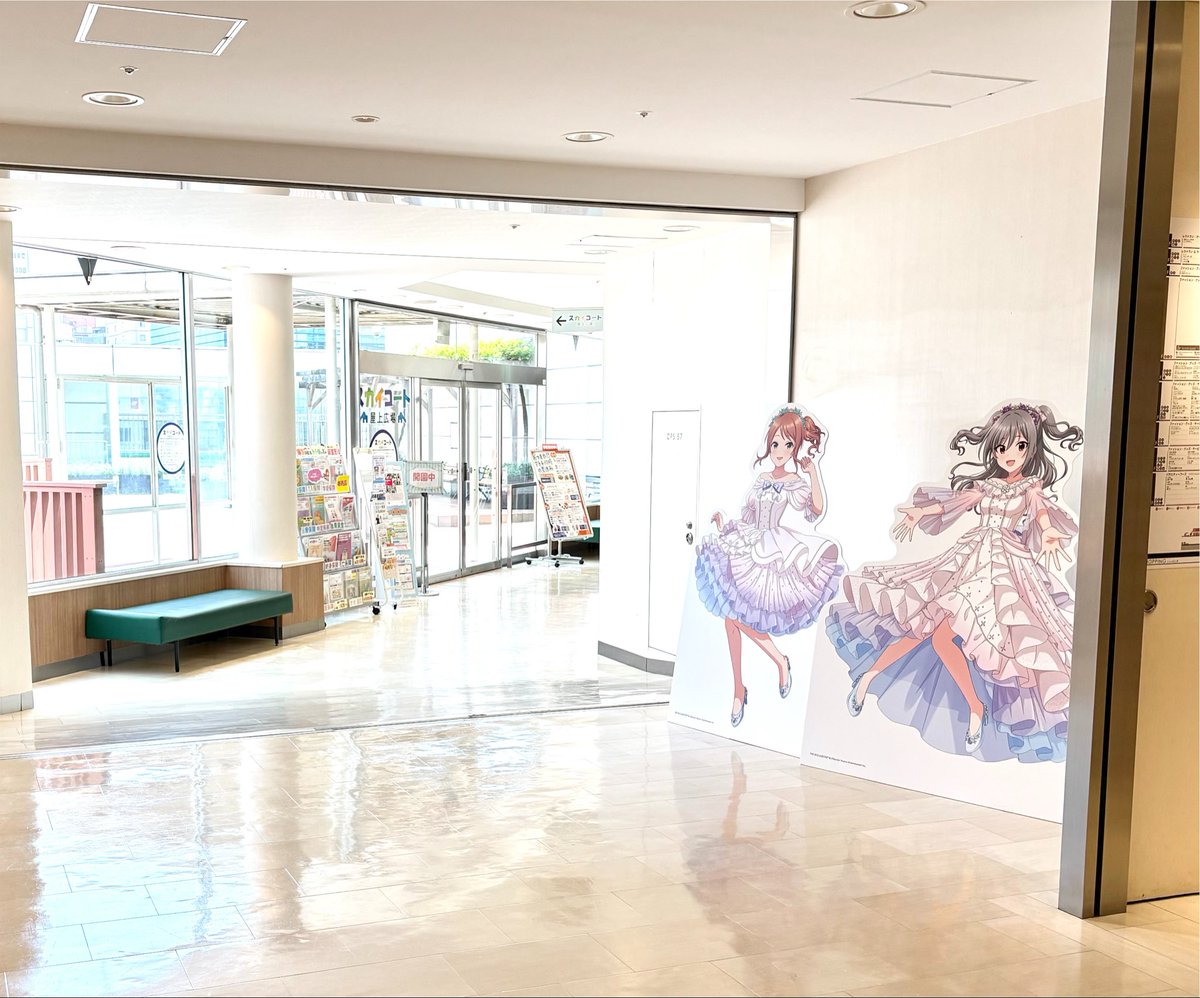 Helm_Cminor's tweet photo. インターネッツの情報によると等身大の北条加蓮がいるはずなんだけど全然いねぇどこどこどこどこどこどオ”ッ”ッ”ッ”ッ”

(角を曲がった先で不意に見つけた担当アイドルが誰もいないところでひっそりとあたたかな光に包まれており) https://t.co/CMhWLUTztE