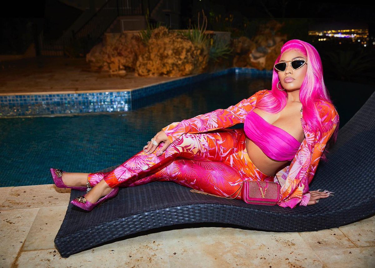 KINGTYREEK2's tweet photo. I miss when she used to use the rocks 🪨 as a prop in her photos 😍😮‍💨 #NickiMinaj #Barbz https://t.co/dSMcpU4jds