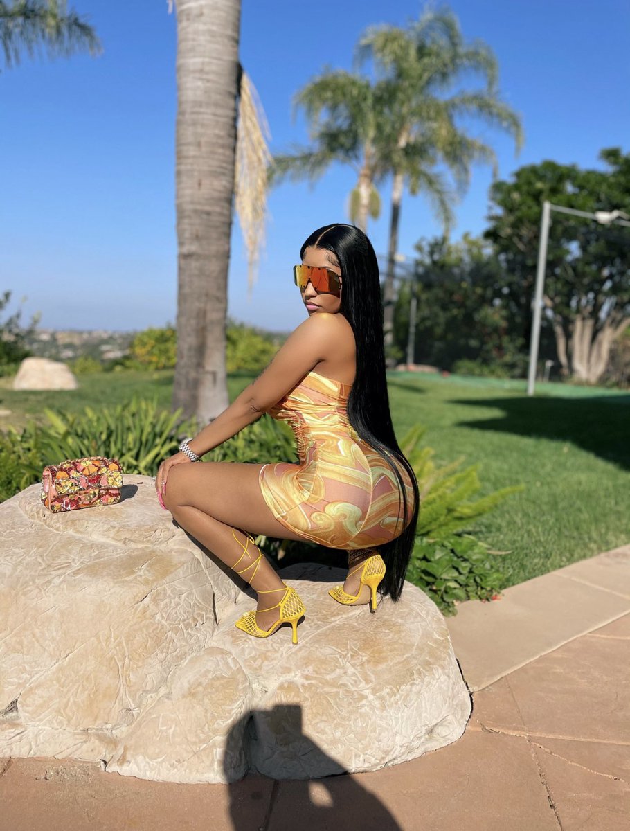 KINGTYREEK2's tweet photo. I miss when she used to use the rocks 🪨 as a prop in her photos 😍😮‍💨 #NickiMinaj #Barbz https://t.co/dSMcpU4jds