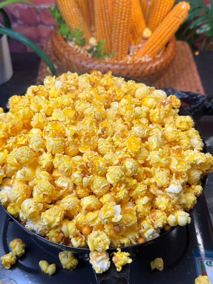 BarramouN's tweet photo. Snack time just got way better!  Grabbed a bag of my favorite crispy cheddar popcorn and can’t help but share these little happy bites with you all – who’s craving a snack too https://t.co/1gBsXdIMXC