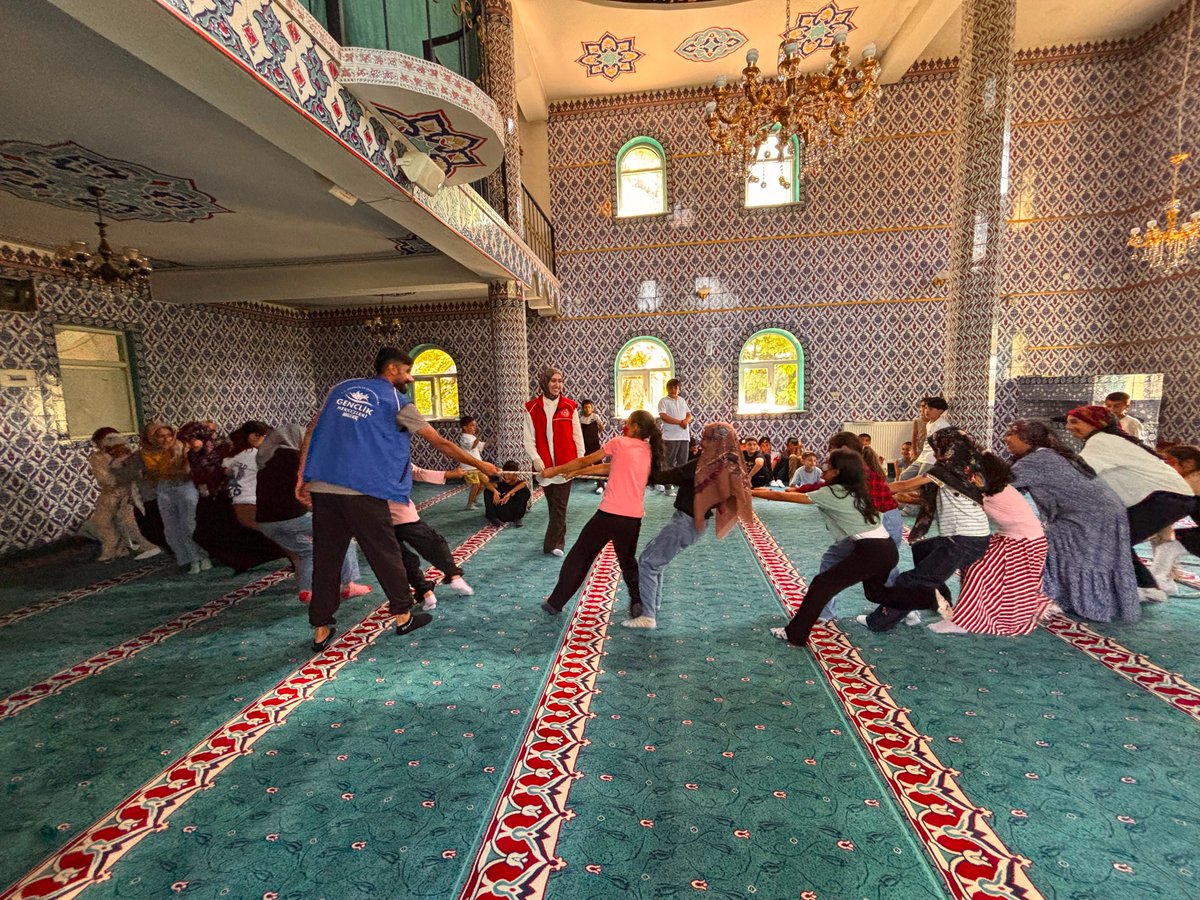 HamurGm's tweet photo. 📌Merkezim her yerde etkinlikleri kapsamında bugünkü durağımız Hamur Merkez Cami'siydi. Gençlerimizle oldukça eğlenceli bir gün geçirdik.😘🎉🌺 https://t.co/0iEWqdjn5d