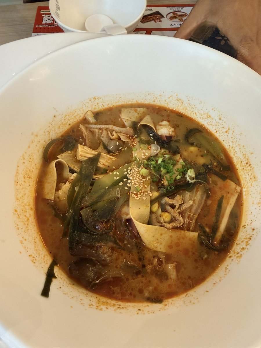 korfor29's tweet photo. เสื้อขาว+หม่าล่า ครบสูตรซ้อ5555 https://t.co/WKGven7GeY