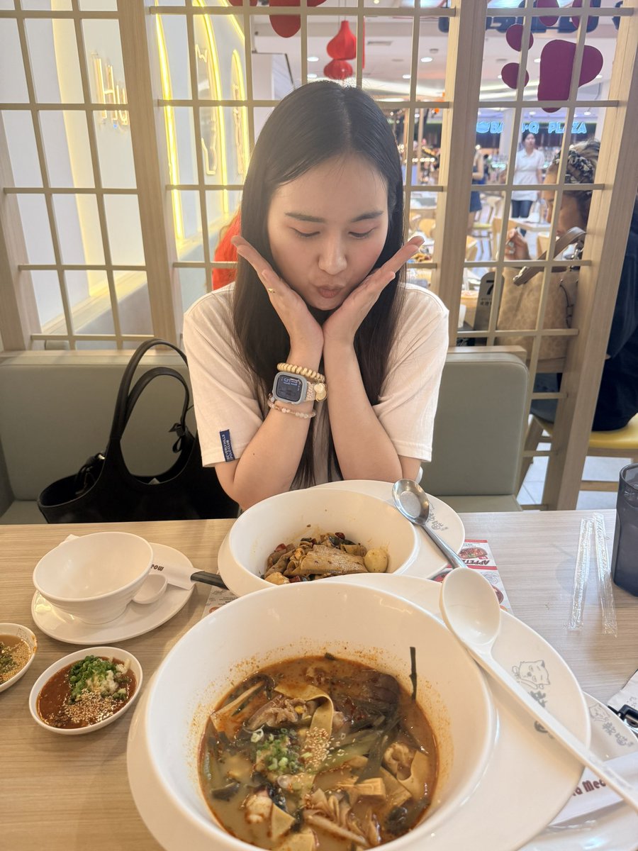 korfor29's tweet photo. เสื้อขาว+หม่าล่า ครบสูตรซ้อ5555 https://t.co/WKGven7GeY