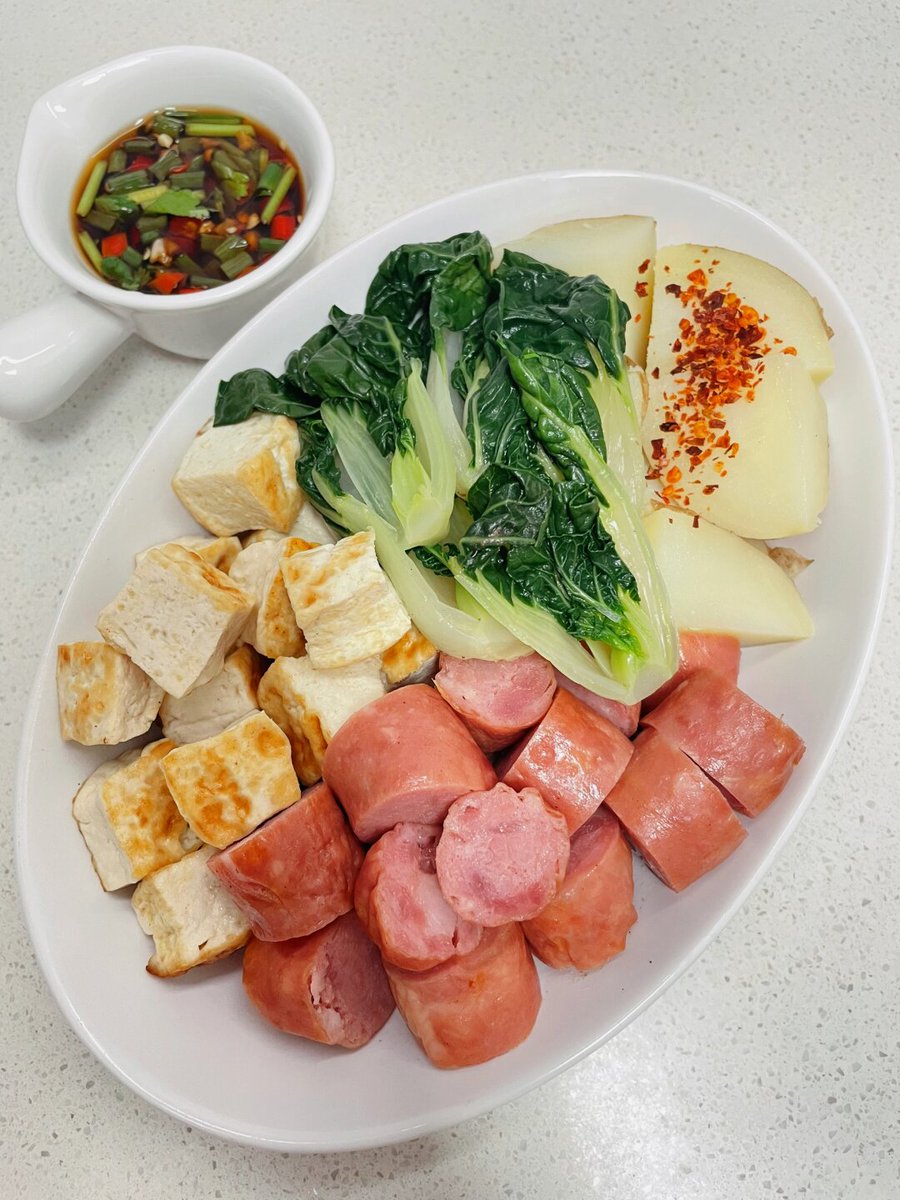 NarendraParel's tweet photo. #HealthyEating Quick low-carb veggie wrap loaded with grilled chicken, avocado u0026 spinach—perfect for midday fuel! Fuel your body, not cravings ， https://t.co/iTv2So57jH