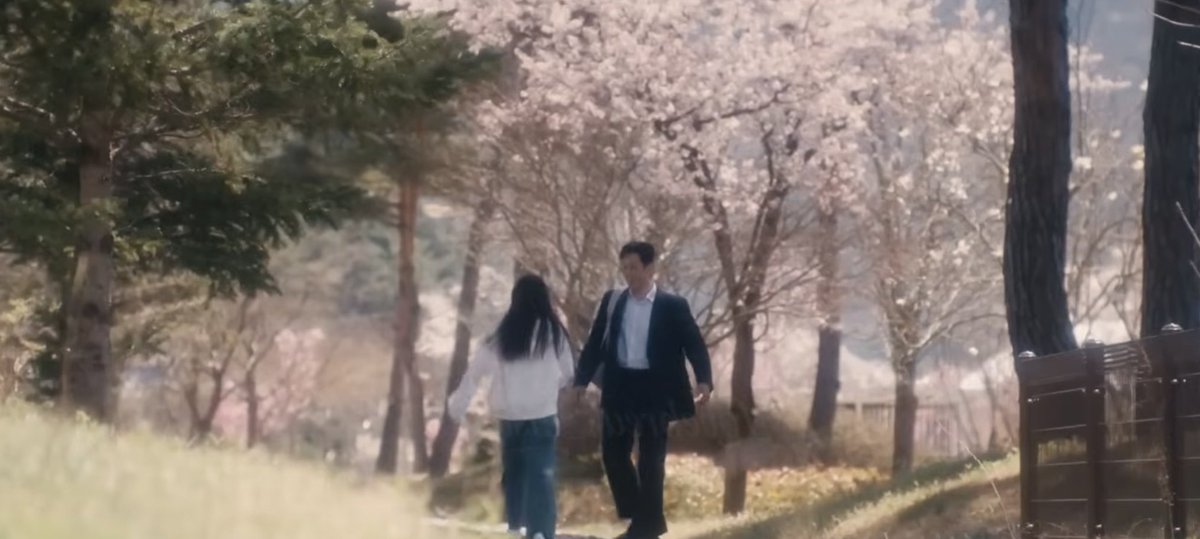 thezyyep's tweet photo. Minji itu sama bapaknya, tas nya dibawain &amp; baju sama. Pertanyaannya apakah itu asli atau bayangan aja? 😇 kalo aku yakin itu AI (asli itu)

#agentkimreactivated #agentkimreactivatedep10 https://t.co/0BurAejnoj