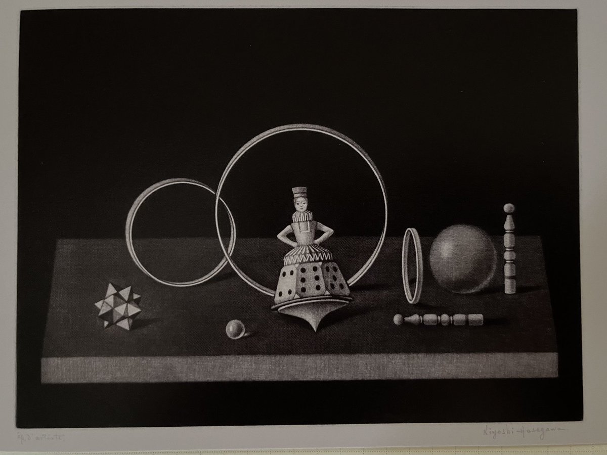 saitojun_ndh's tweet photo. 長谷川潔展（汐留）。宇宙か、というほど奥行きのあるメゾチントの闇。モチーフは常に正確な形をとり、時に闇に溶け込む。モチーフの作り出す影は幽霊のように朧げだが確実に存在している。超現実的生命感。美術館を出ると夏の太陽と汐留の白けた風景で一気に日常に引き戻された。 https://t.co/jIFQeaekYJ