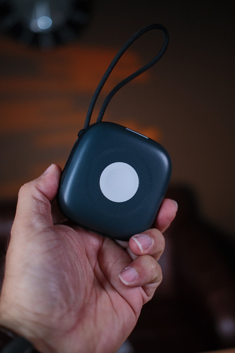 gogiinc's tweet photo. Your bag doesn't need 3 different cables anymore. URBN's Atom Link charges your iPhone, Apple Watch AND earbuds from one 10,000mAh unit plus it comes with a free MagTag Ring.
Here's the full breakdown 👇
https://t.co/WKOJjGVKSM
#URBN #AppleEcosystem https://t.co/jEfoOWylJd