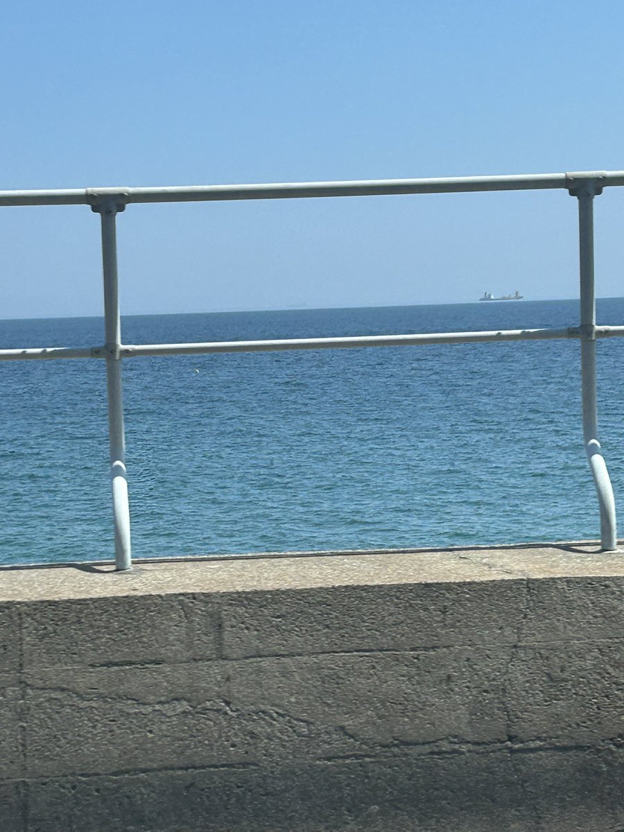 OrfWy's tweet photo. 蜃気楼で船浮いてて草 https://t.co/omdRCZmRbi