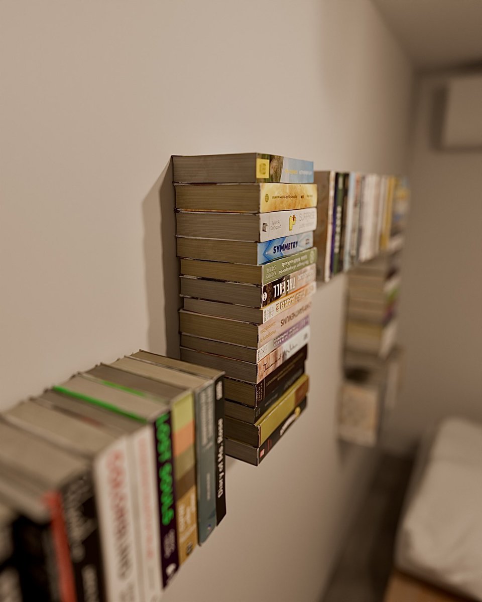 3Dcgrooms's tweet photo. フック使って本を浮かせるテクニック天才的に可愛いのだが… https://t.co/h1hvUlgWLl