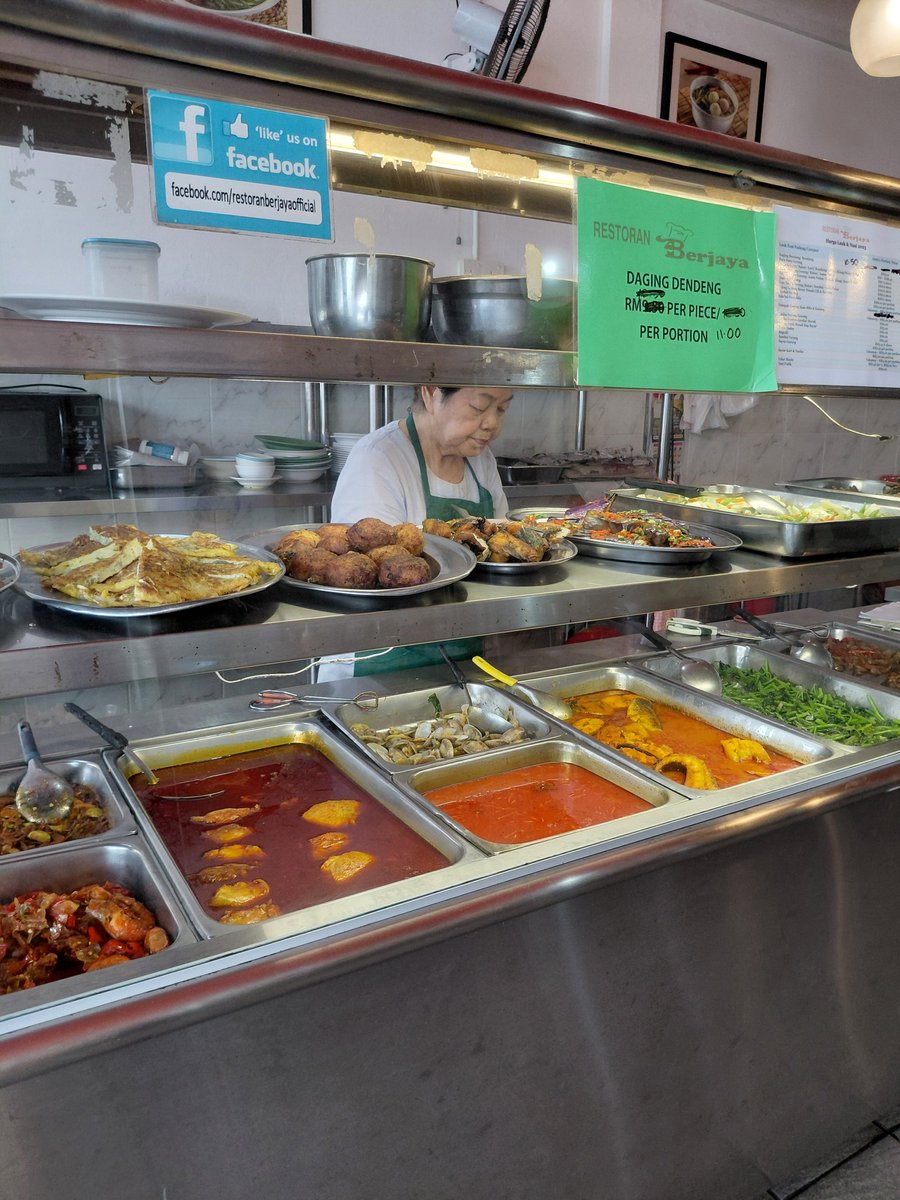bevng1971's tweet photo. Part 2/2 - heres an array of dishes cooked by auntie. Shes got lots of regulars like us, coming to her shop every now & again. She cant compete with the other restaurants/eateries ard #bangsar . Sad but true 😒 #berjayarestaurant #foodie #foodporn #foodblogger https://t.co/IRDmdqHWHg