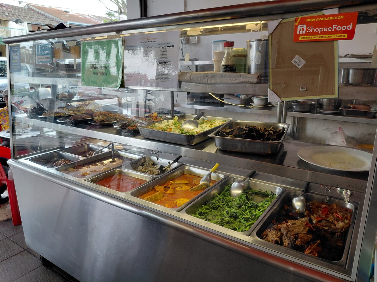 bevng1971's tweet photo. Part 2/2 - heres an array of dishes cooked by auntie. Shes got lots of regulars like us, coming to her shop every now & again. She cant compete with the other restaurants/eateries ard #bangsar . Sad but true 😒 #berjayarestaurant #foodie #foodporn #foodblogger https://t.co/IRDmdqHWHg