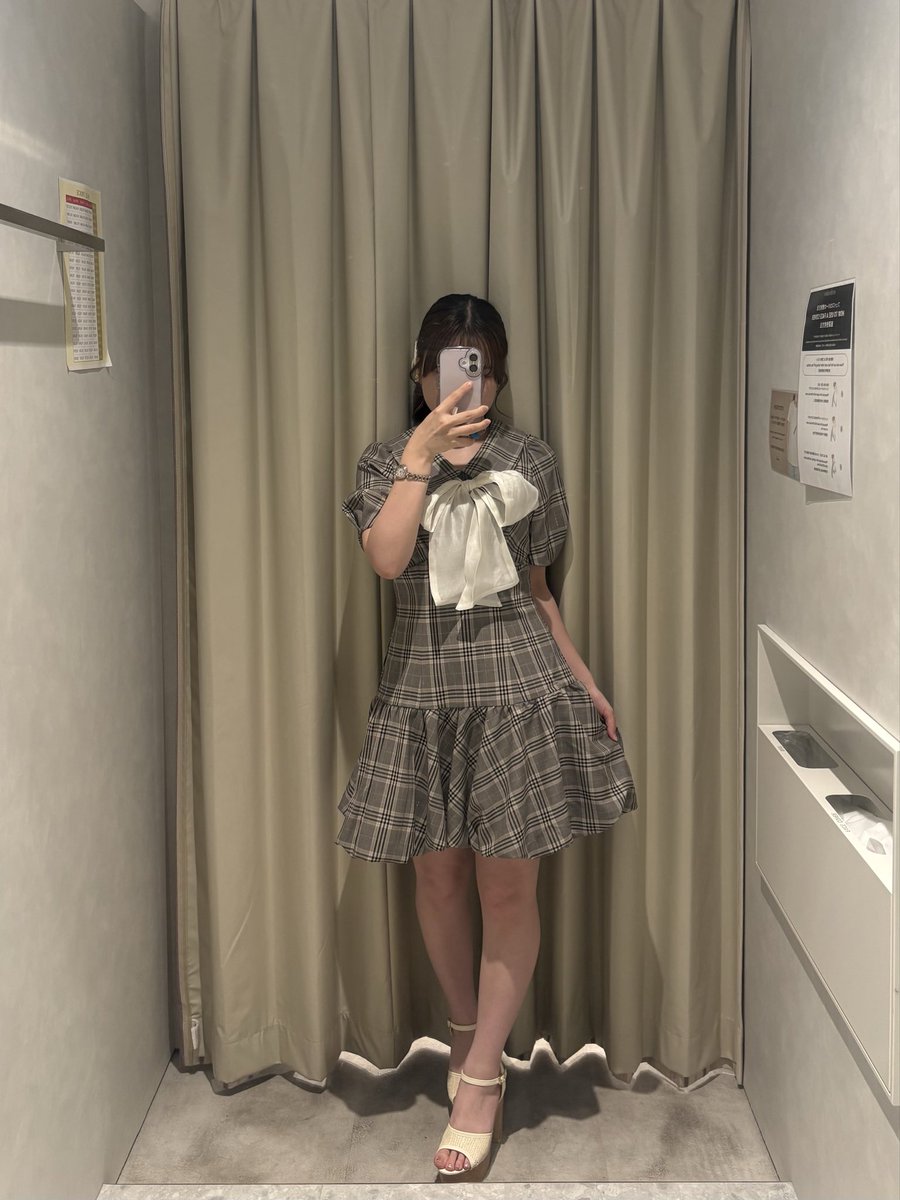dazzlin_tennoji's tweet photo. ✨️美脚見えワンピース✨️

 #バルーンチェックミニワンピース 
price:13,750円（税込）

スカート切り替えからの広がりがスタイル盛れ間違いなしです👠🎀

夏はサンダルと🌴🌻
秋頃にはジャケットやブーツと合わせて…
長い期間楽しめるアイテムです🪄︎︎

 #dazzlin  #ダズリン  #天王寺mio  #7f https://t.co/YSxZsYsnEd