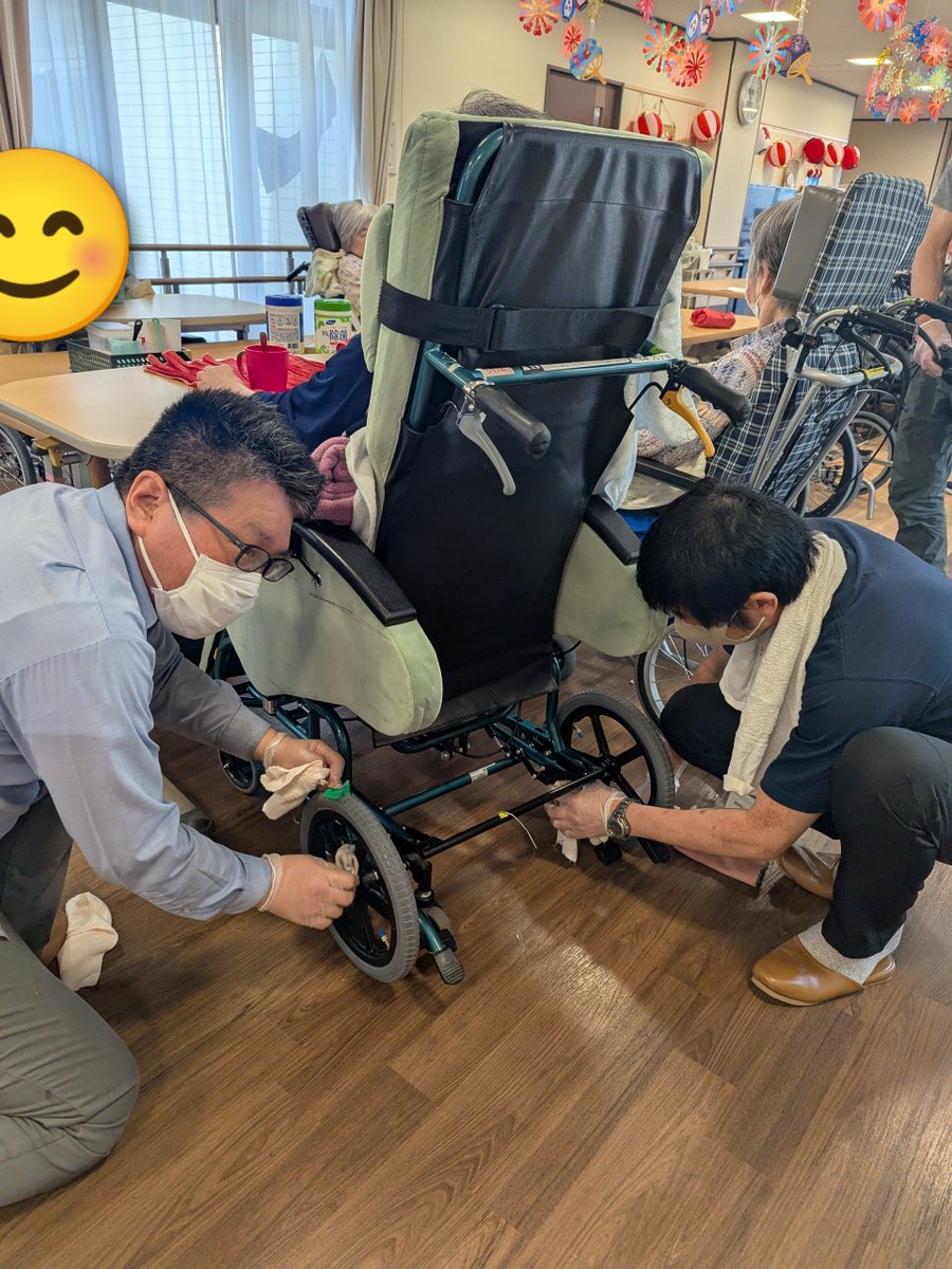 hitachi_bbs's tweet photo. #日立市 内の特養施設で #社会参加活動
として、車椅子清掃や車椅子空気入れなど #ボランティア活動 実施😊

この活動は平成6年頃より年に数回、日立地区 #保護司 や #更生保護 #女性会 の方々と一緒に活動しています。

本会は、#BBS運動 など社明運動に賛同する民間人有志で開催。興味ある方は是非😊 https://t.co/aPio5iBXsX