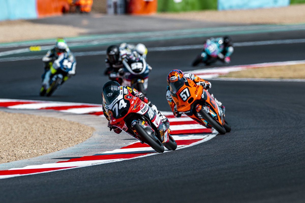 Seiryu_69's tweet photo. Moto3 Junior Rd.4 in France🇫🇷

Day1
あんまりペースは上げれていませんか、課題は明確なのでしっかり改善します。

また今回はコーチとして羽田選手に来て頂いています！
色々教わってしっかり結果を残します💪

@agrteamofficial 
@_teamtn45_ 
@taichi_official 
@ogkkabuto 
@taiga_hada23 https://t.co/8kpBy6lwmu