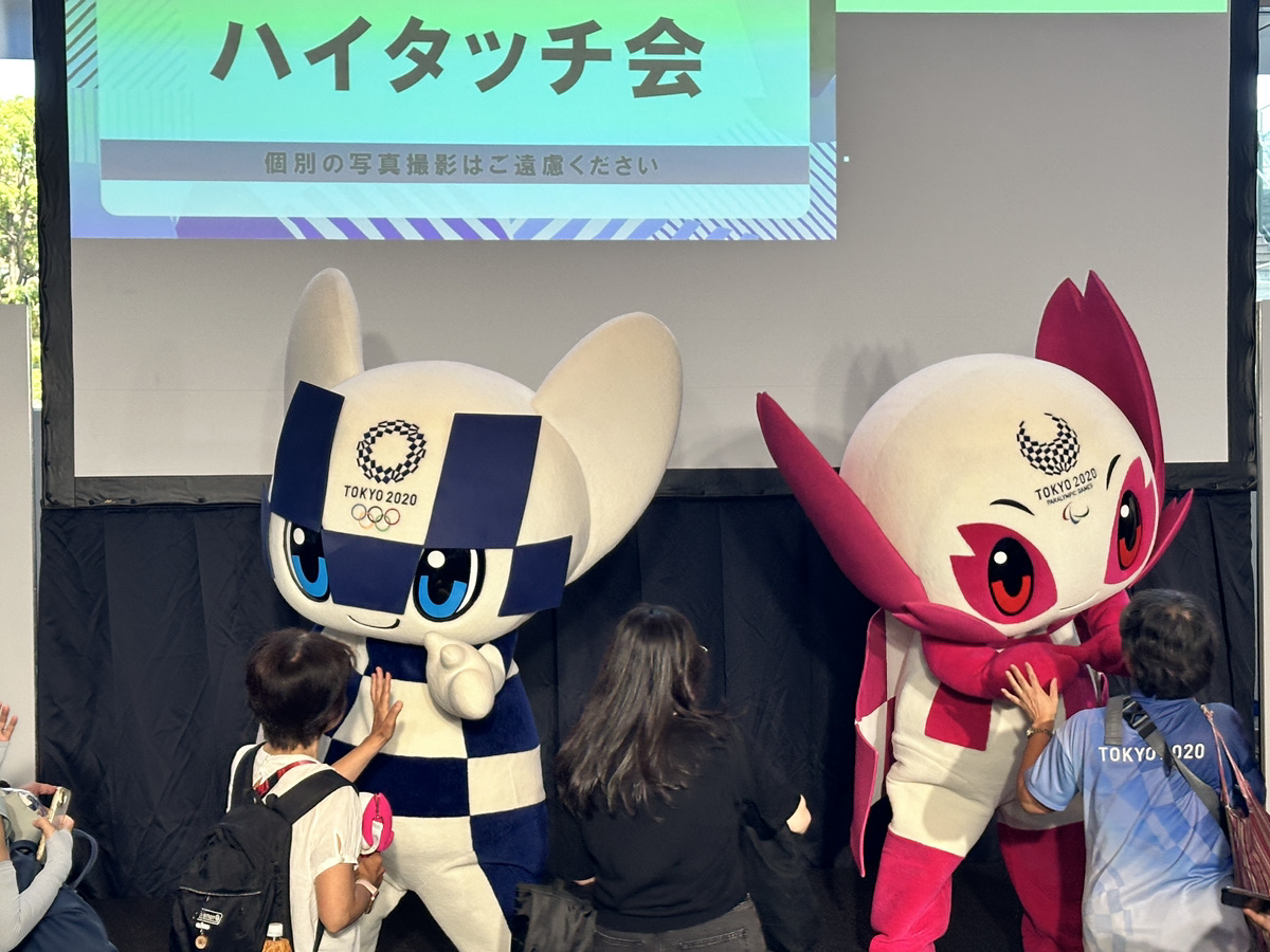parasapo's tweet photo. ＼💙久しぶりー！待ってたよ！🌸／

東京2020オリンピック・パラリンピック
5周年記念イベントに登場した
#ミライトワ と #ソメイティ の姿をお届け📸

ファンの皆さんとのハイタッチに加え
グリーティングではパプリカダンスも披露✨

５周年イヤーも #ミラソメ と一緒に
盛り上がっていきましょう😆 https://t.co/Yjq2EL6Z3W