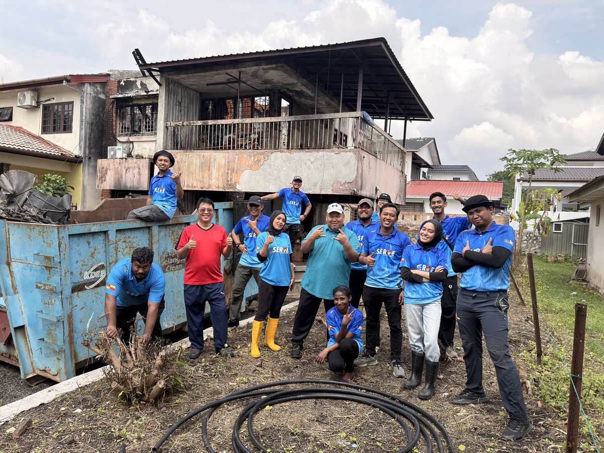 MSNSelangor's tweet photo. YBrs. Tuan Mohamad Nizam bin Marjugi, Pengarah Eksekutif MSNS bersama Pasukan Sukarelawan Selangor (SERVE) telah turun padang membantu kerja-kerja pembersihan kediaman yang terjejas akibat kebakaran di Seksyen 3, Shah Alam.

#KitaSelangorMajuBersama #SERVE https://t.co/fzEKuYrH3c