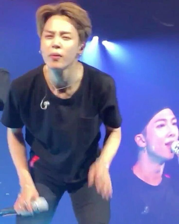 leepllr's tweet photo. eu vendo alguns homens fingindo gostar de bts pra ficar com as meninas 
(e tem gente acreditando que eles realmente gostam) https://t.co/DRApNvFzn8