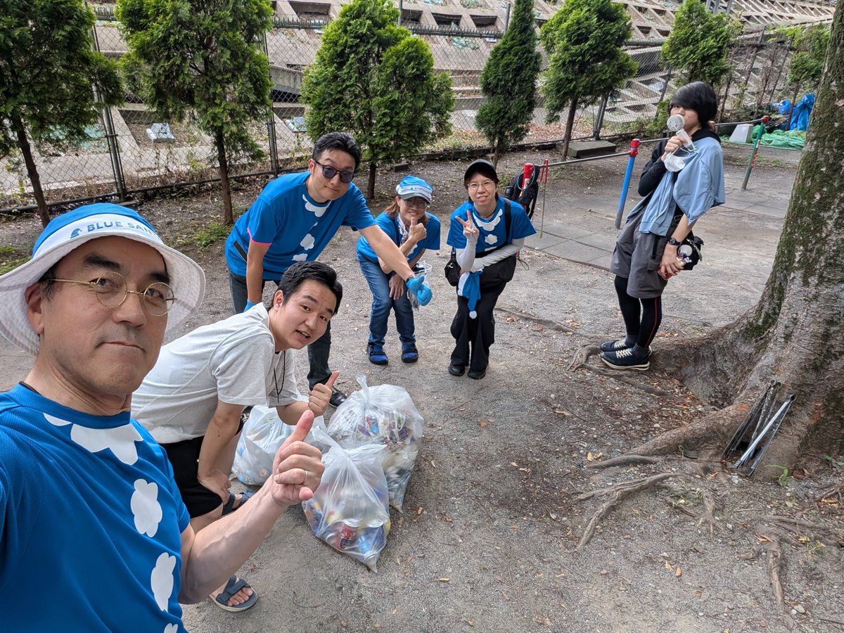 enbun_dotaro's tweet photo. 7月の渋谷ごみ拾いはブルーサンタで
ごみは若干少なめ…と言ってもコレだけあります。
ポイ捨て禁止条例
人を雇って夜間もやらなきゃ
放置ごみは減らないのかも

#渋谷ごみ拾い #ブルーサンタ #ブルーシップ #海と日本project #NEOBLOOM https://t.co/gqI3vKSjkP