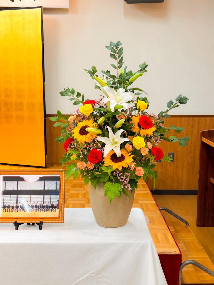 fpstyling's tweet photo. 叙勲のお祝いの会へご注文いただいたお祝いスタンド花と生け込み花をお届けしました。
はなまつでは、スタンド花は13200円より、生け込みは小さいもので6600円より、ご予約を承ります。 https://t.co/weiVMNmdlG